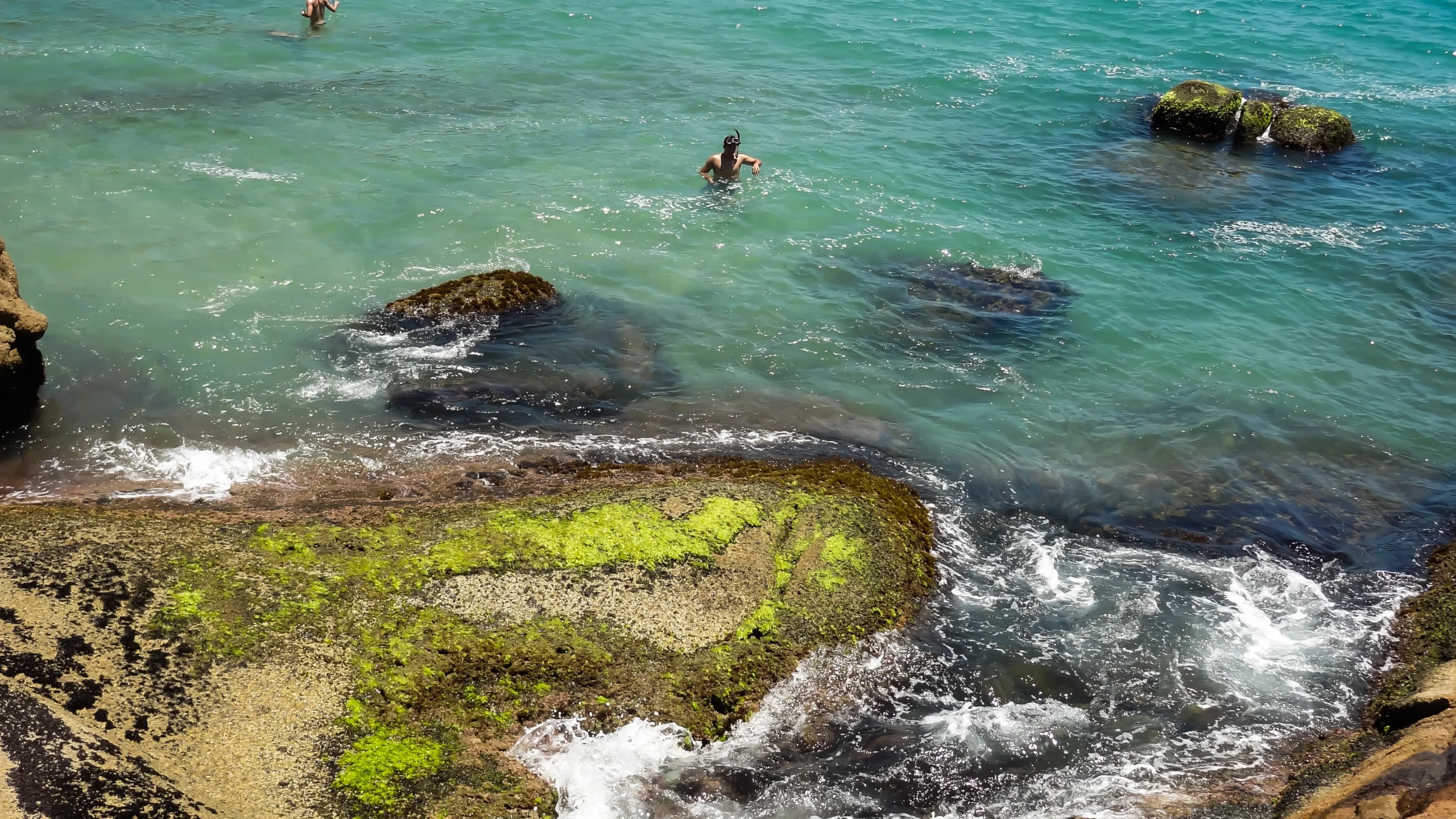Imagem realista de uma praia em Florianópolis, destacando a natureza exuberante, águas cristalinas e um dos cenários paradisíacos da Ilha da Magia.