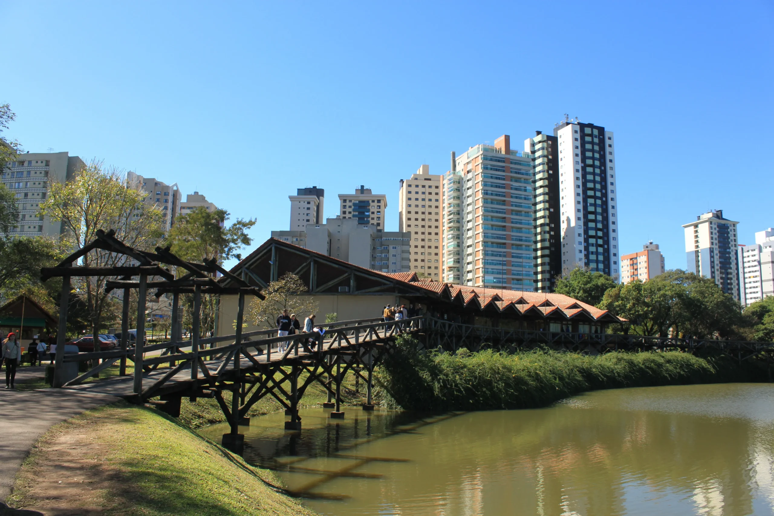 Imagem realista da cidade de Curitiba, destacando sua organização urbana, sustentabilidade, áreas verdes e qualidade de vida.