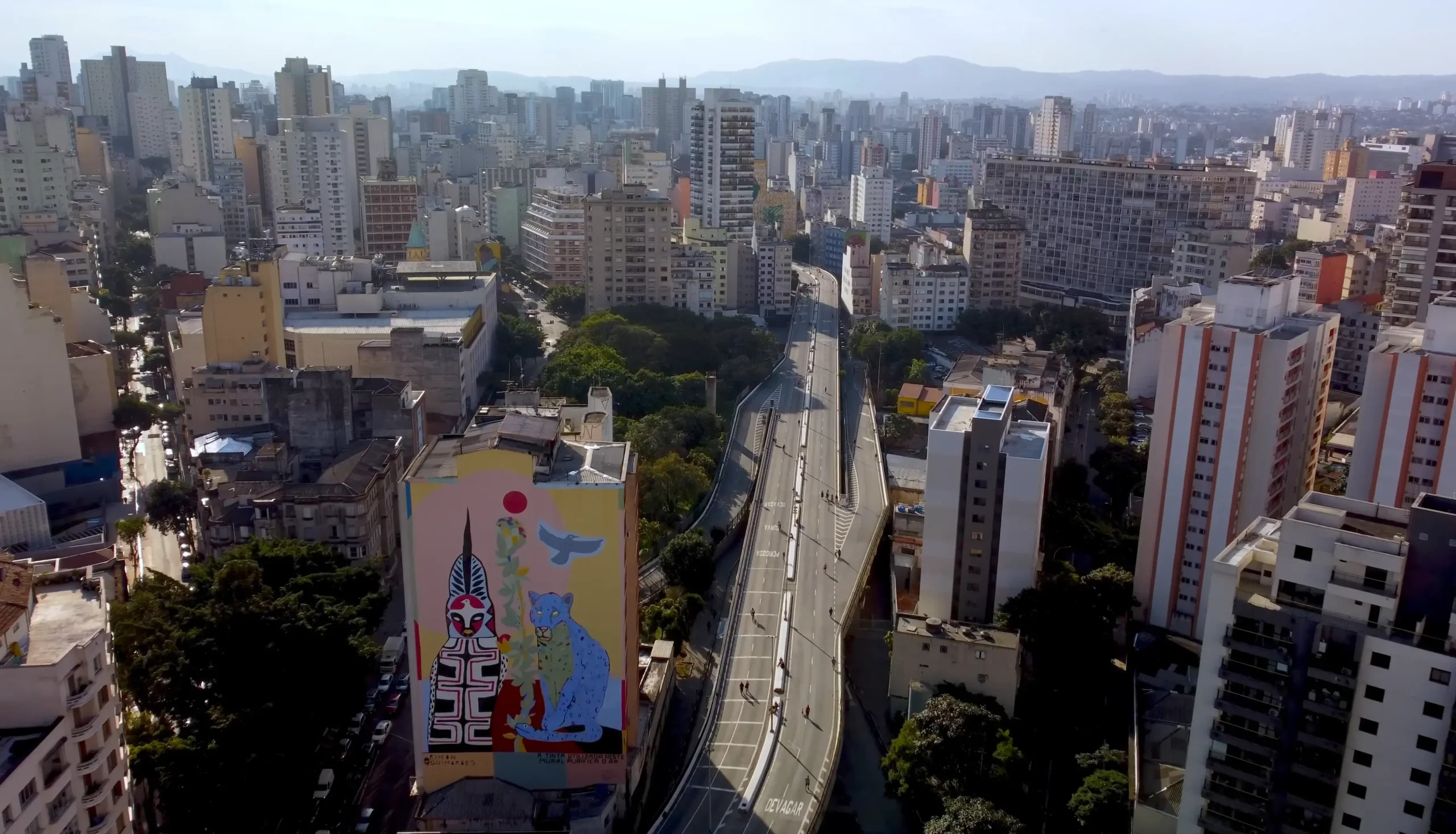 Vista panorâmica do bairro Santa Cecília São Paulo, destacando sua infraestrutura, mobilidade e vida cultural.