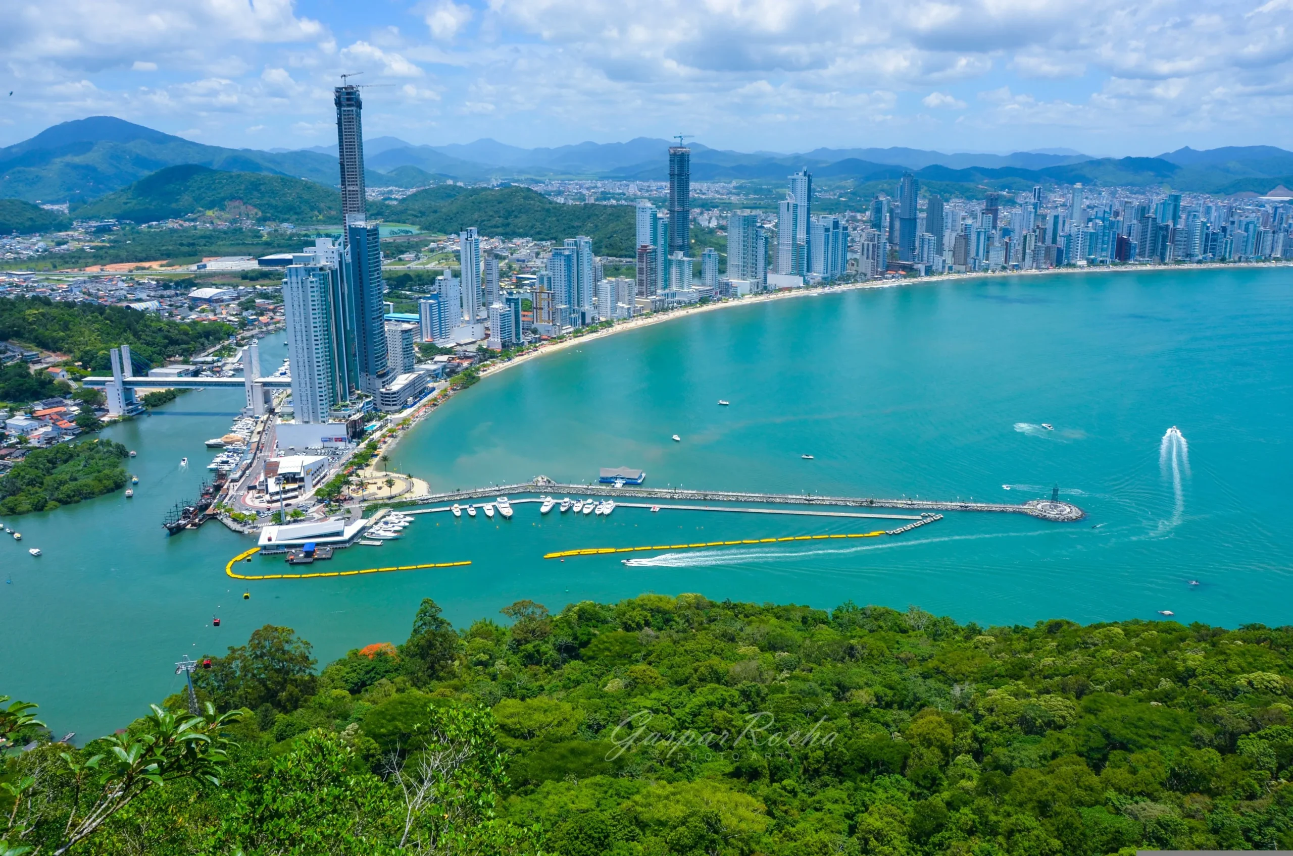 Vista panorâmica de Balneário Camboriú, destacando seus arranha-céus modernos, infraestrutura de alto padrão e praias paradisíacas.