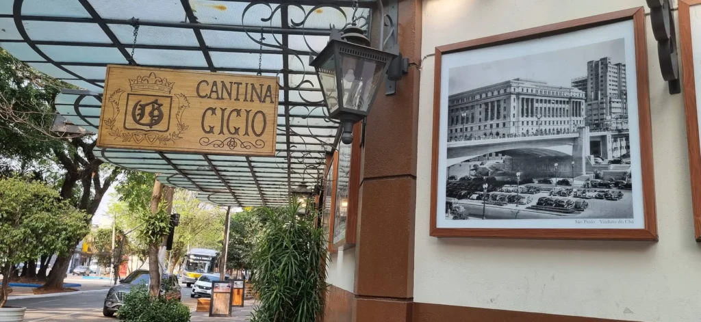 Restaurantes e cantinas italianas tradicionais no Bairro Mooca em São Paulo, destacando a rica gastronomia local.