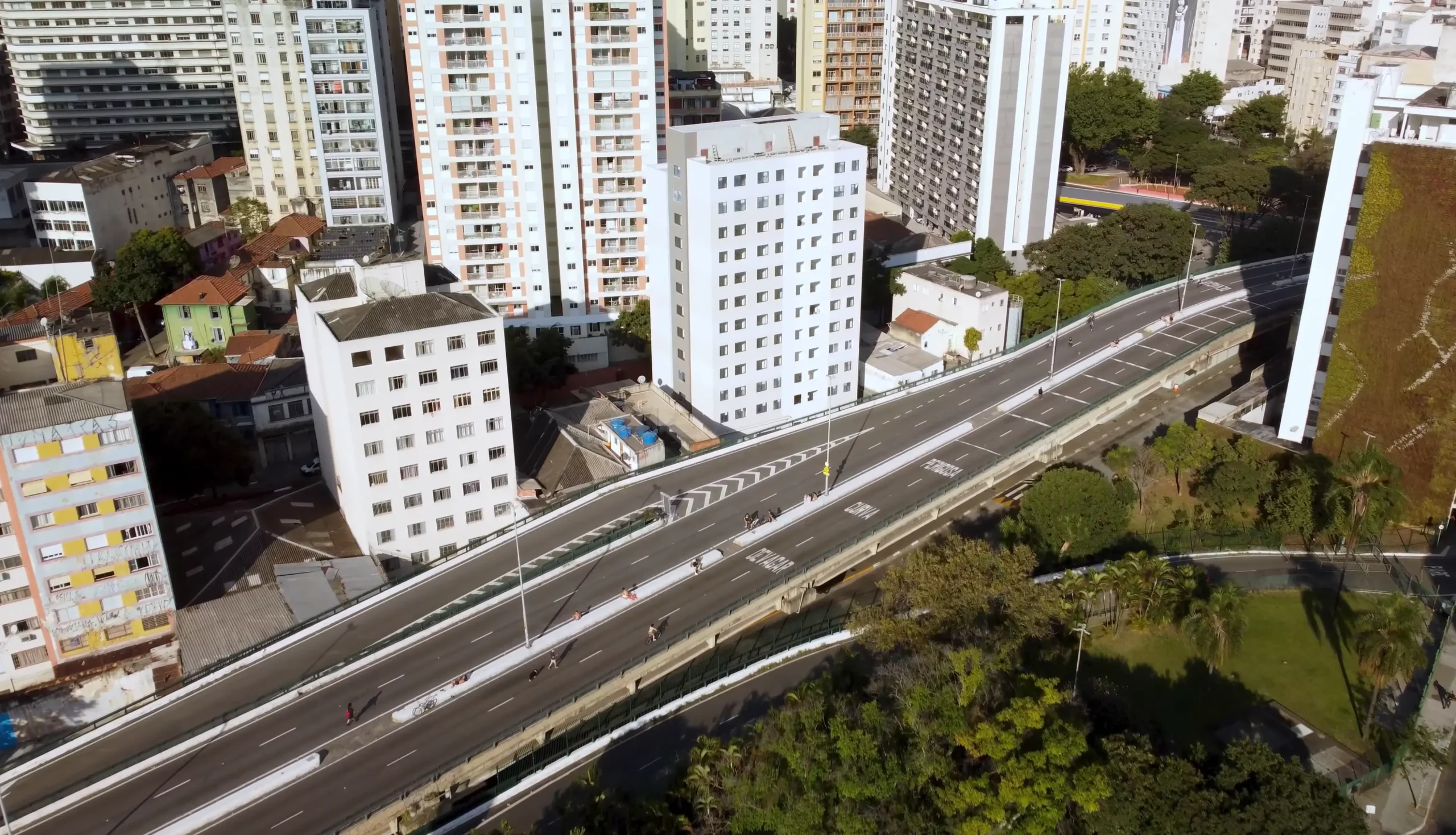 Transporte público, metrô Santa Cecília e principais vias de acesso do bairro, garantindo mobilidade eficiente para moradores e visitantes.