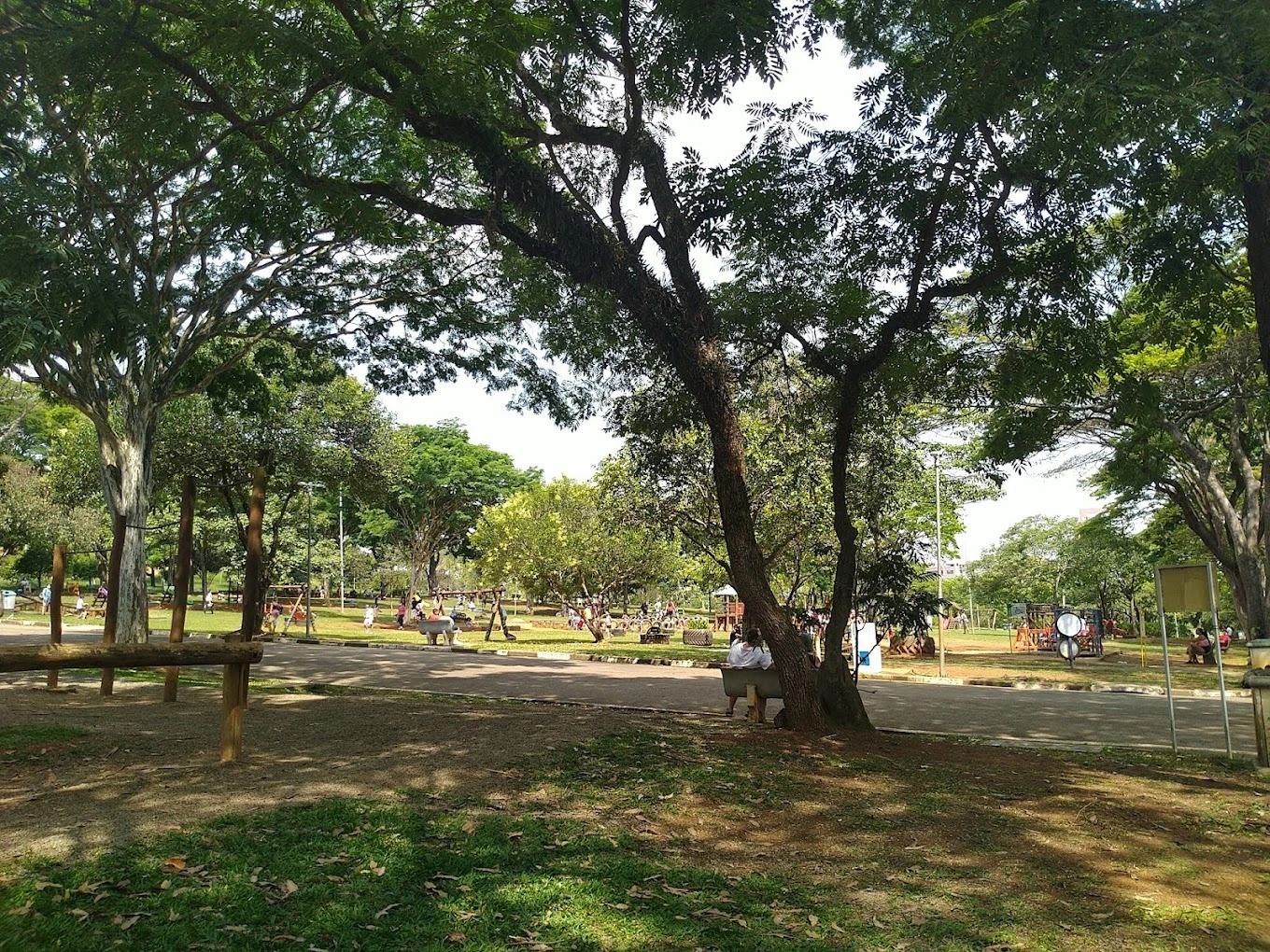 Vila Formosa São Paulo – Qualidade de Vida e Desenvolvimento 3 Vista do Parque CERET em Vila Formosa São Paulo, com amplas áreas verdes, espaços esportivos e lazer ao ar livre para toda a família.