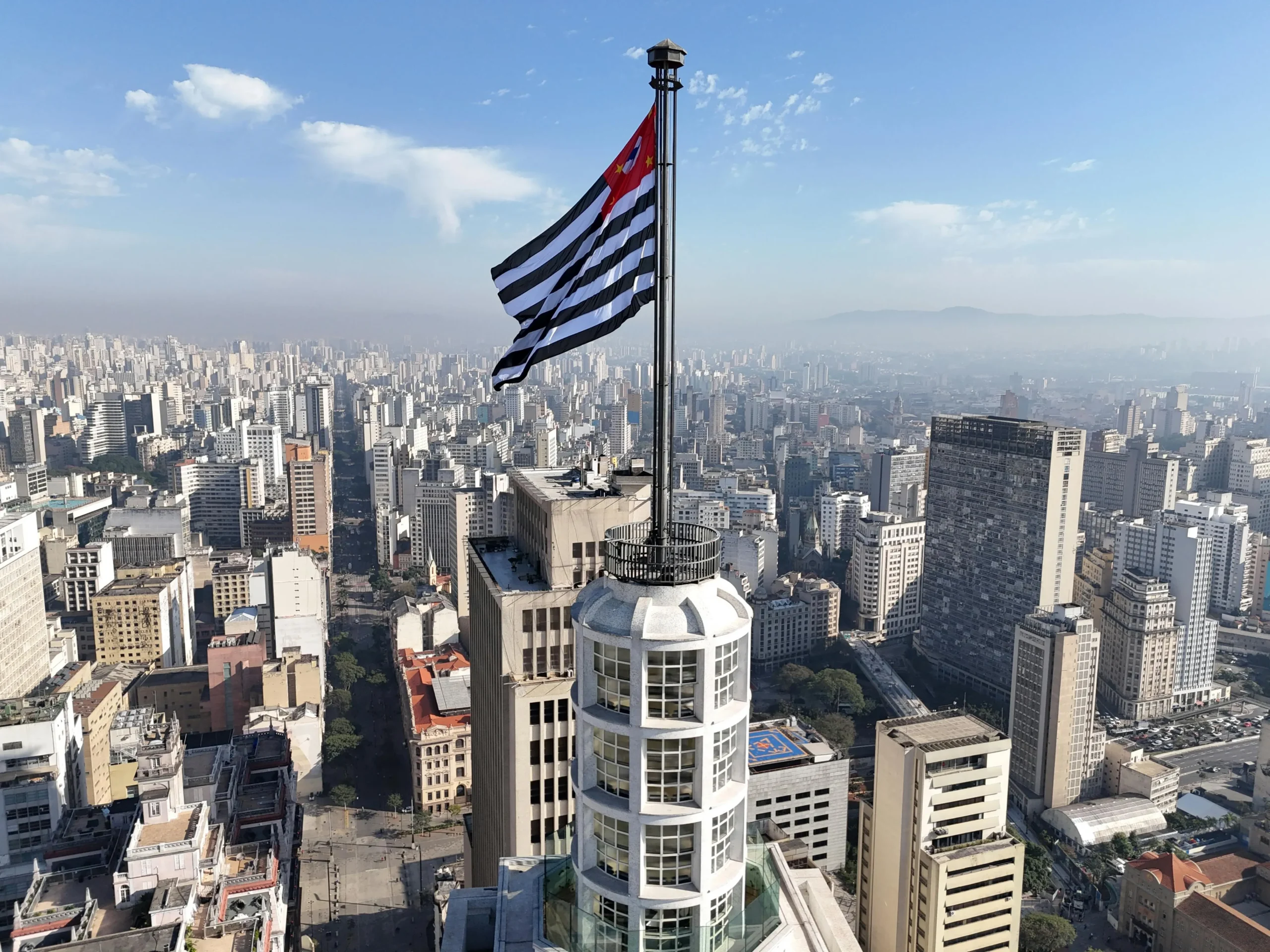 Vista panorâmica de São Paulo, destacando arranha-céus e infraestrutura moderna, reforçando seu status como uma das 5 melhores cidades para morar no Brasil.