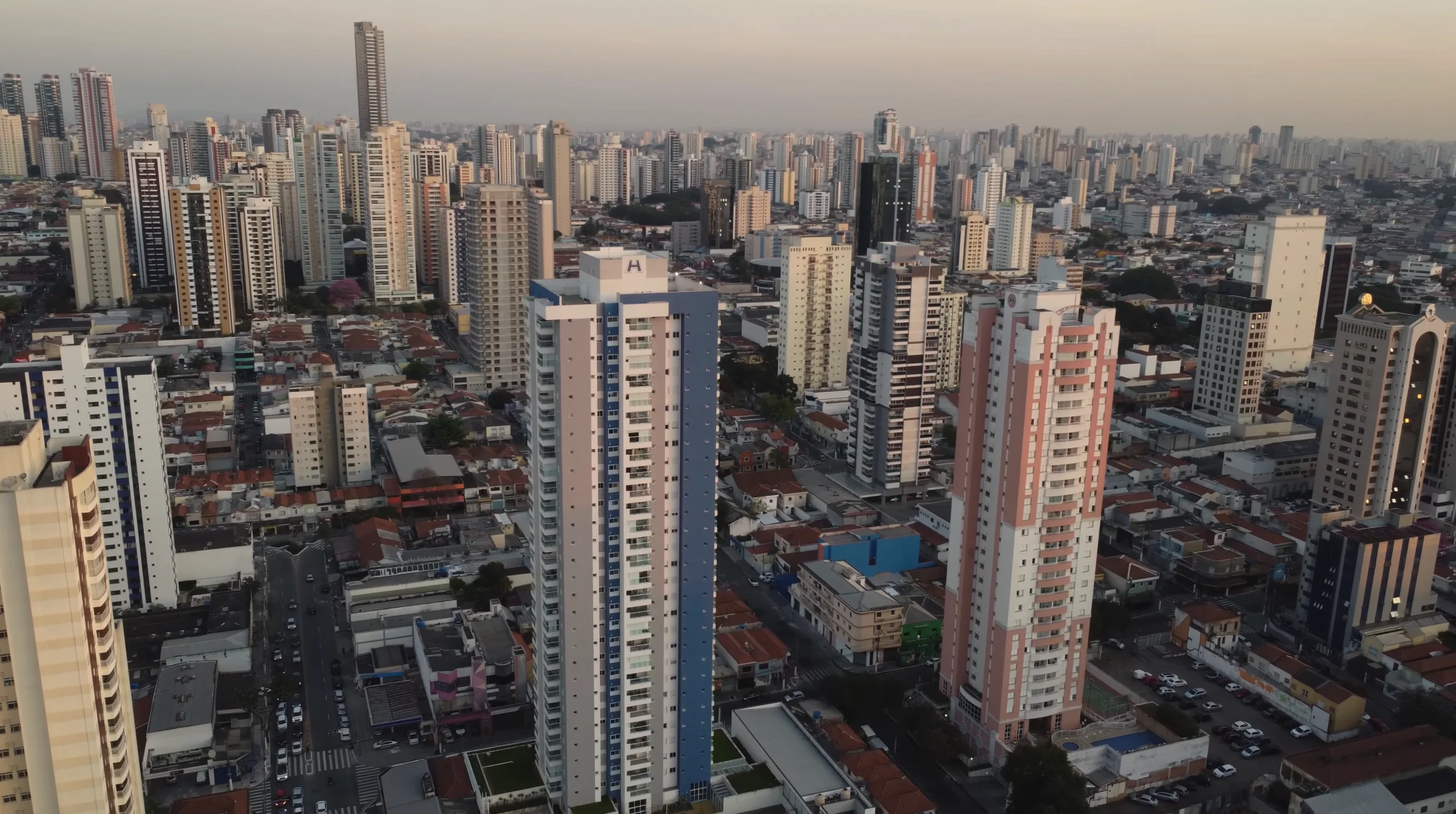 Imagem representando Tatuapé, São Paulo, um dos bairros mais valorizados da Zona Leste, com excelente infraestrutura, mobilidade e qualidade de vida.