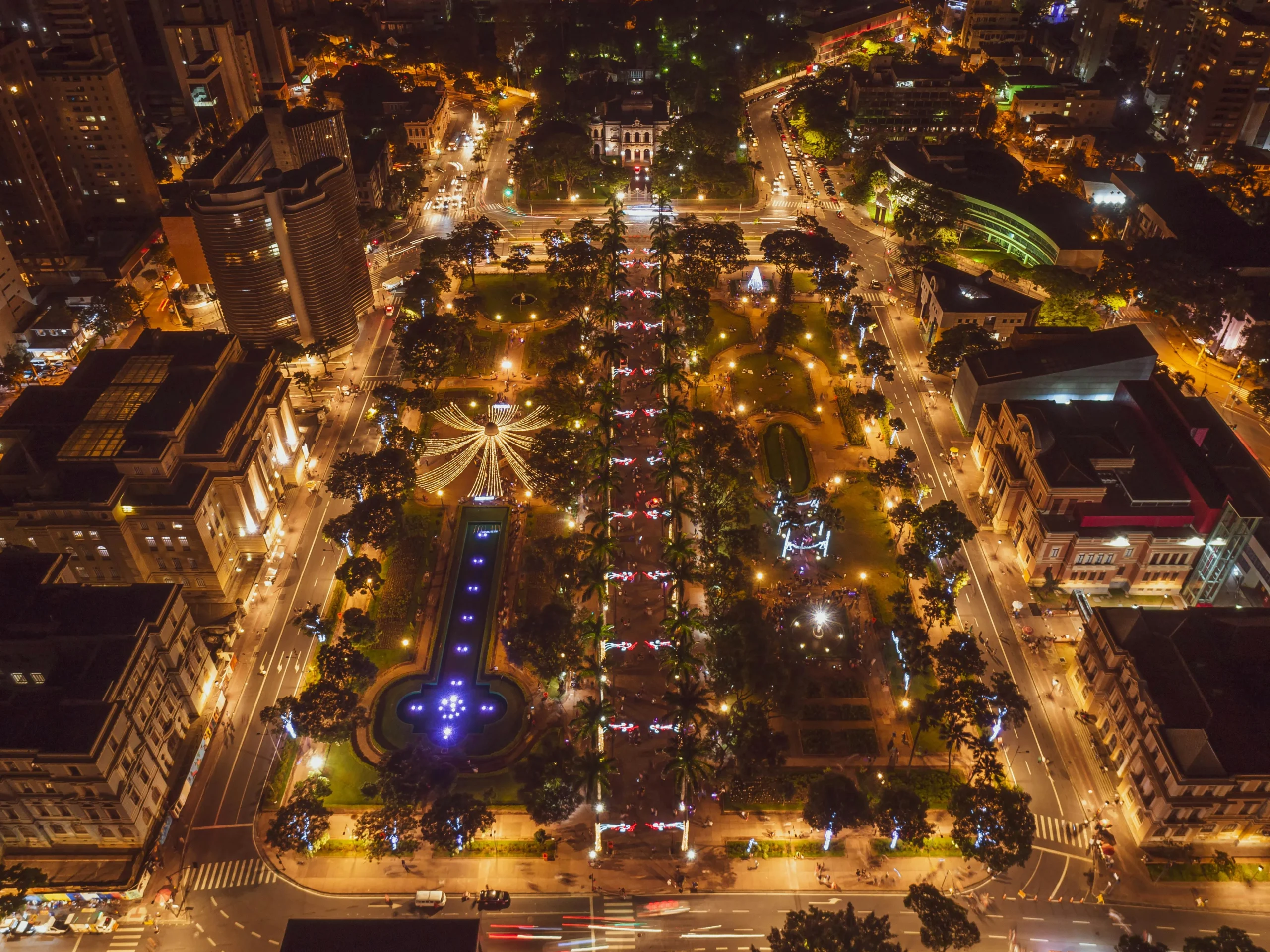 Rua movimentada em Belo Horizonte com bares iluminados, música ao vivo e pessoas aproveitando a vibrante vida noturna da cidade.